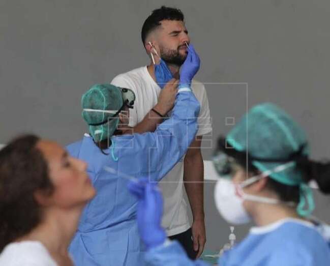 Foto de archivo en la que personal sanitario efectúa pruebas PCR para detectar coronavirus / EFE Gorka Estrada